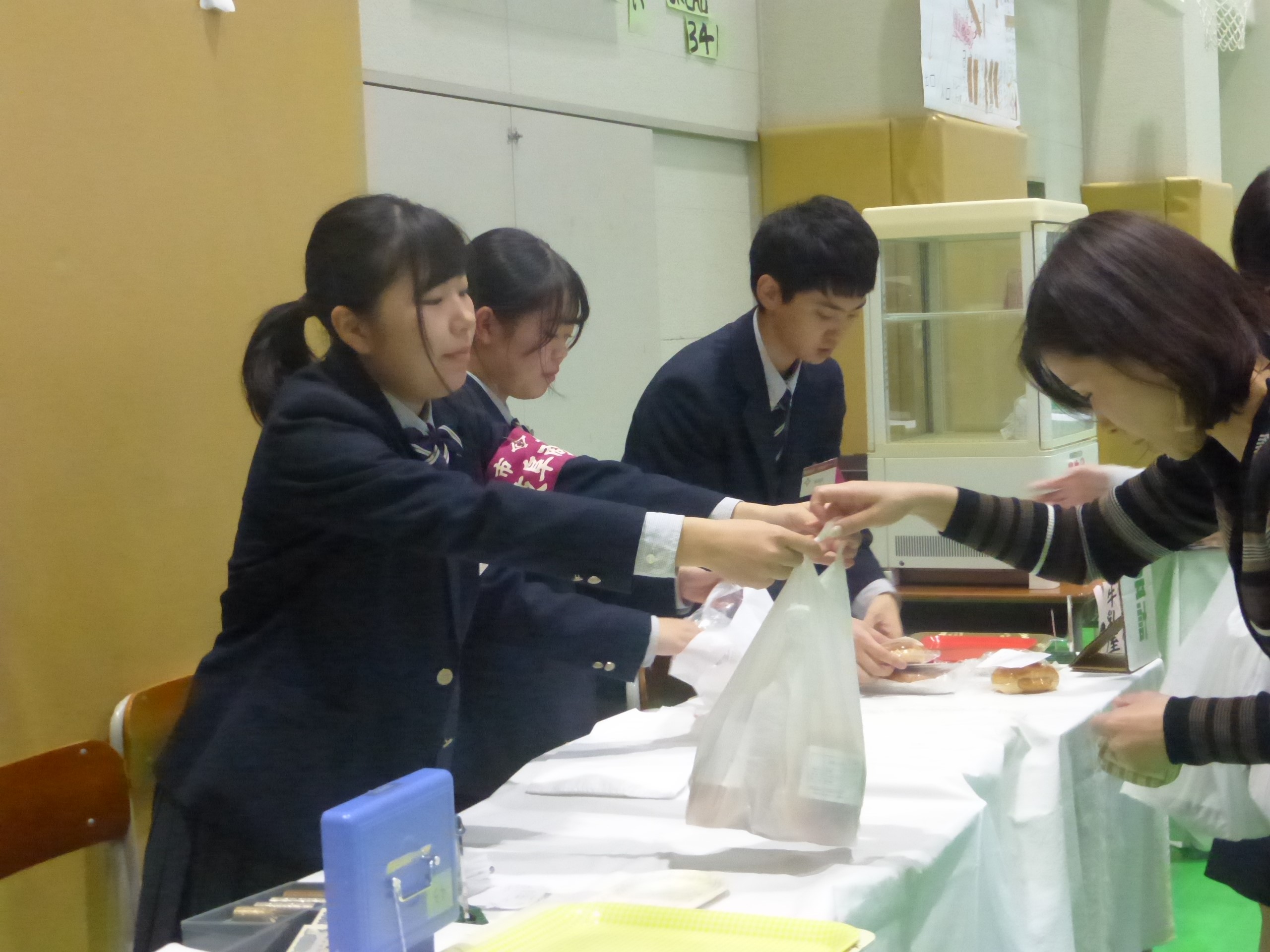 体育館内の売場